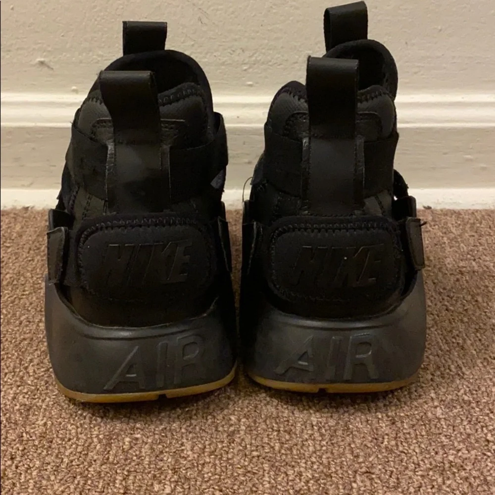 Nike Womens Air Huarache City 'Black Gum' RARE size 9.5